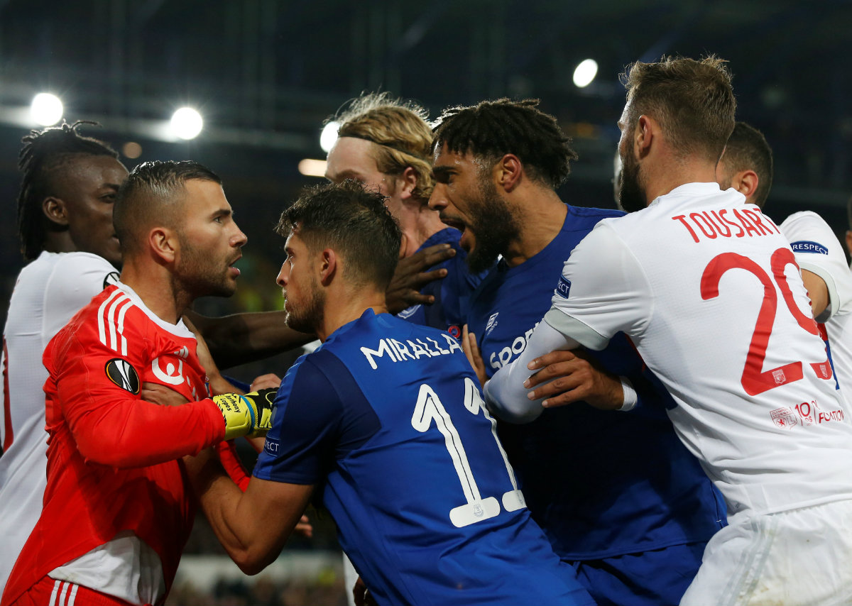 Pleito entre jugadores del Everton y Olympique de Lyon