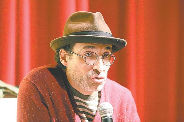 El actor presentó una obra de teatro en la ciudad.
