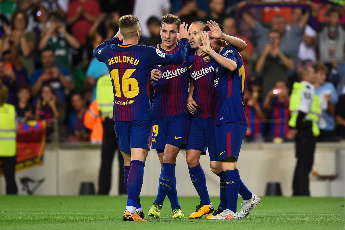 El Barcelona festeja tras el gol de Iniesta