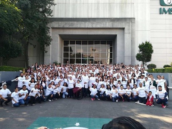 El equipo del IMSS y los beneficiarios se acercaron para tomarse una foto colectiva.