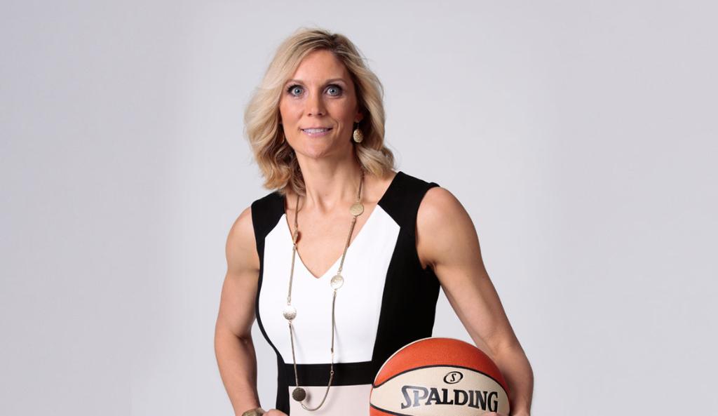 Jenny Bocek, asistente del entrenador de los Kings de Sacramento