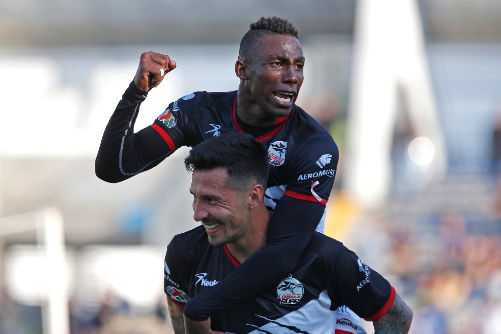 Julian Quiñones y Jonathan Fabbro festejando gol contra Cruz Azul