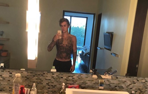 Justin Bieber compartió su nuevo tatuaje que le cubre casi todo su torso. 