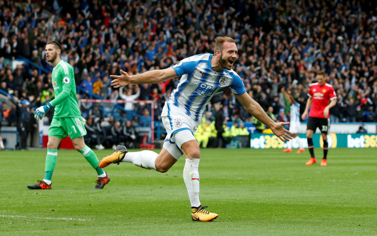 Laurent Depoitre celebra su gol ante la mirada de David De Gea