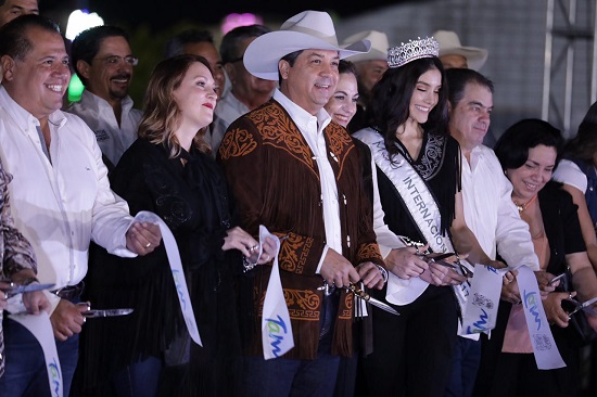 El mandatario y su esposa durante el corte del listón del tradicional festejo.