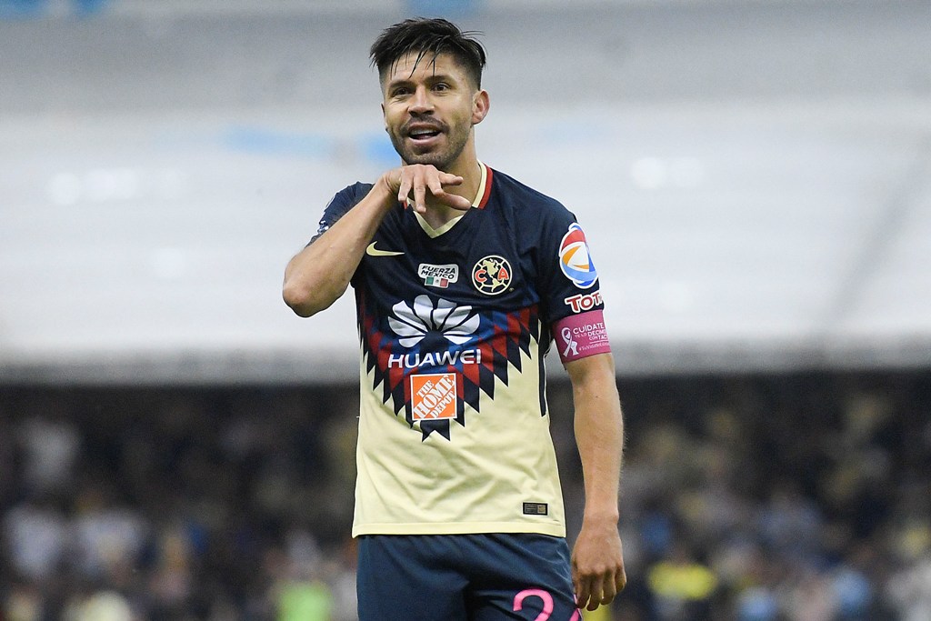 Oribe y Darwin dan regalo a niño del Rébsamen