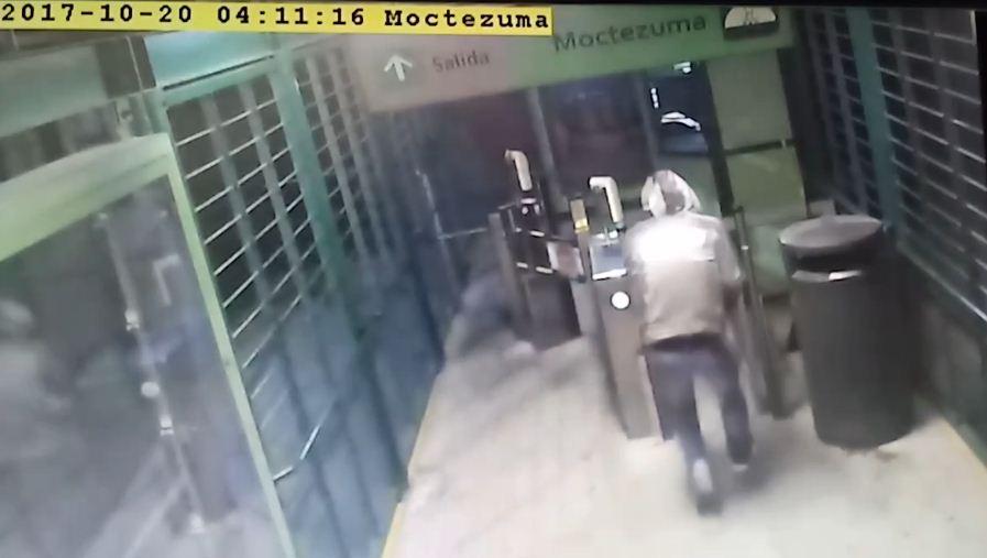 Al parecer es la misma persona que ha ingresado a robar en las dos ocasiones en la estación de Moctezuma. 