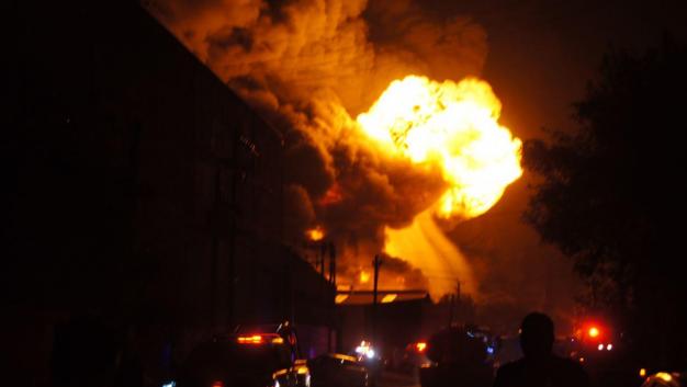 Bomberos de todos los municipios y Protección Civil trabajan más de 10 horas para sofocarlo. 