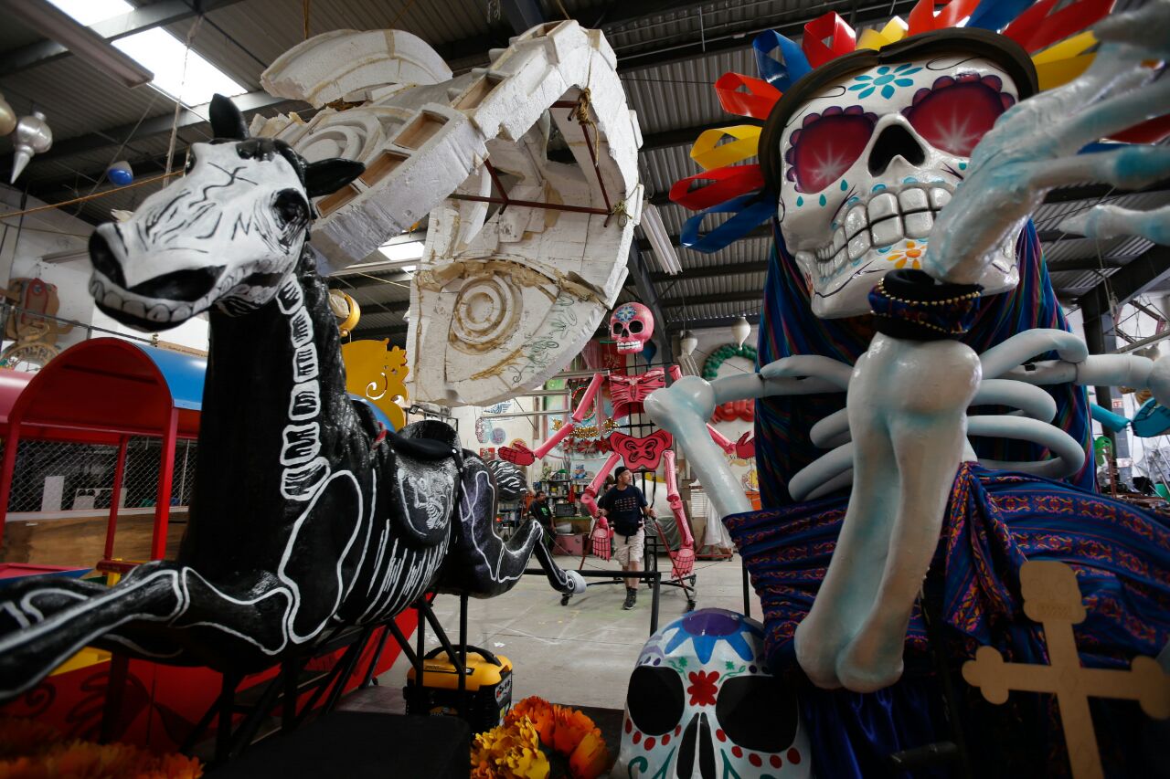 Los ensayos comenzaron en el taller donde se realizan los últimos preparativos para el desfile.