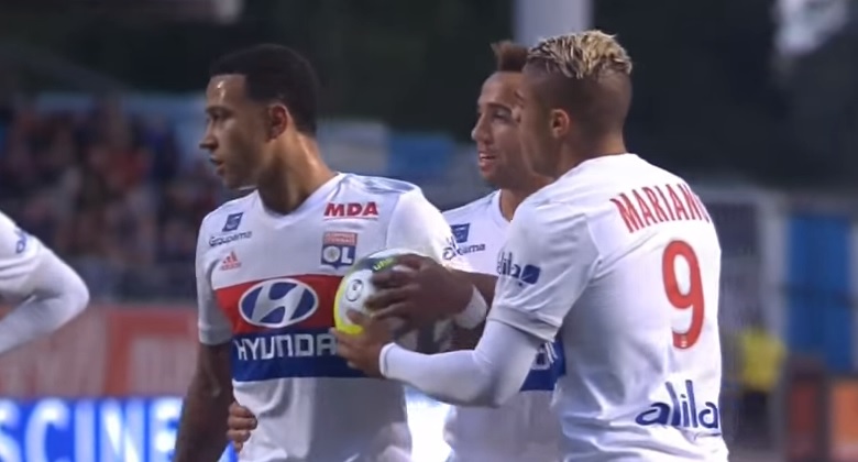 Memphis Depay y Mariano Díaz discuten por cobrar un penal