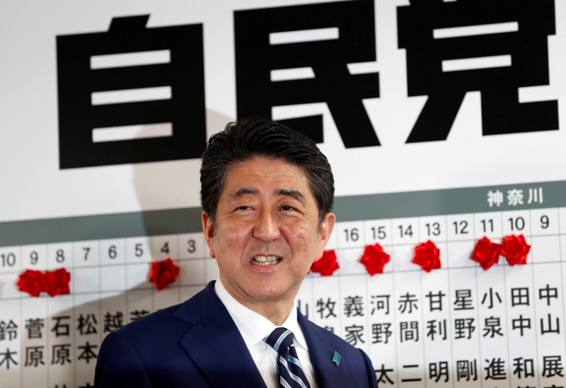 El primer ministro nipón, Shinzo Abe, pidió "humildad" a su formación a la hora de afrontar su tercer mandato consecutivo.