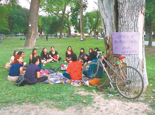 Organiza talleres de defensa personal para repeler agresiones.