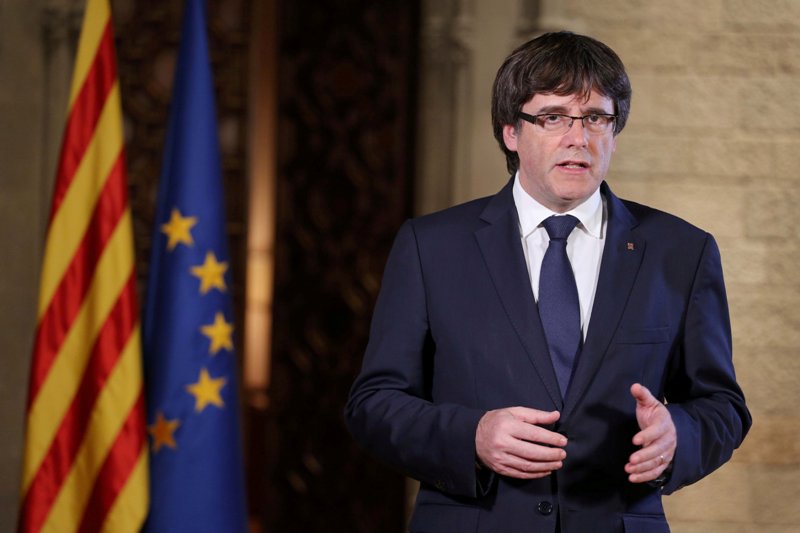 El presidente catalán, Carles Puigdemont, anunció ayer que pedirá a la cámara legislativa catalana que celebre un pleno para decidir sobre el "intento