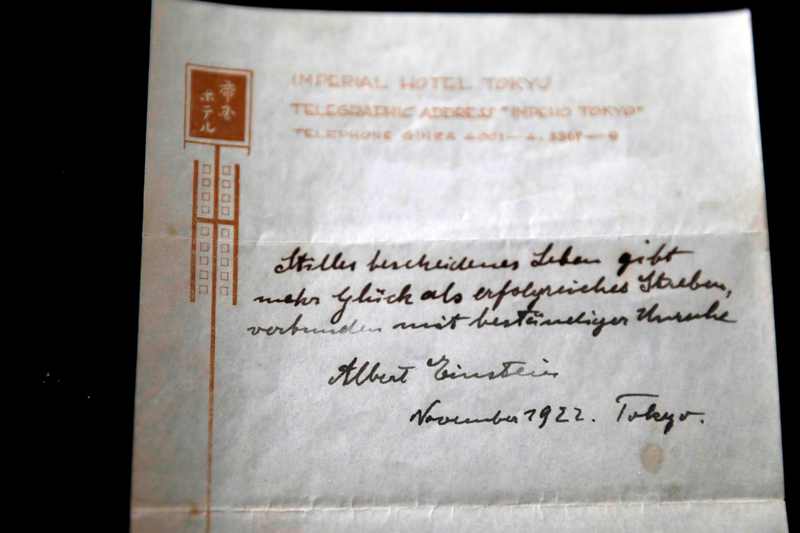 "Quizás si tienes suerte estas notas acaben siendo mucho más valiosas que una simple propina", le dijo Einstein al mensajero