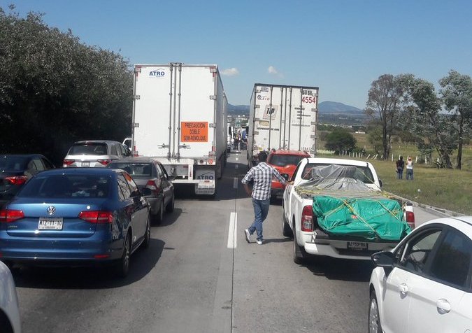 Usuarios en redes sociales han manifestado que la circulación vehicular se mantiene totalmente detenida en ambos sentidos.