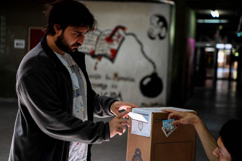 Los votantes renovarán la mitad de la cámara de Diputados de 254 escaños y un tercio del Senado de 72 bancas. 