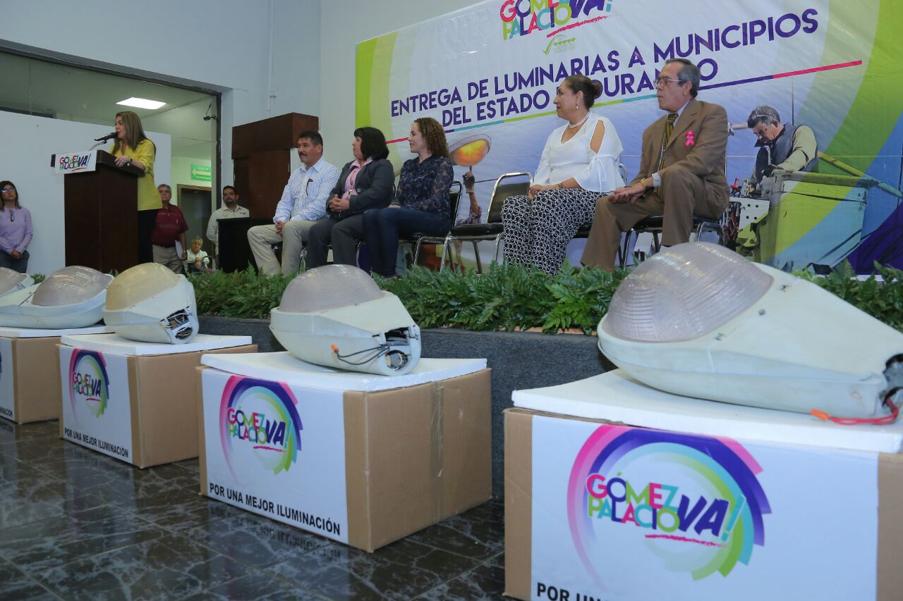 En total se donaron 2 mil 264 luminarias.