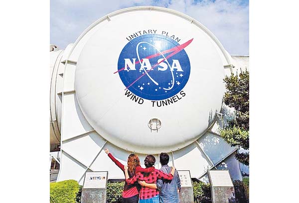 Los estudiantes recorren instalaciones de la agencia espacial de EU.