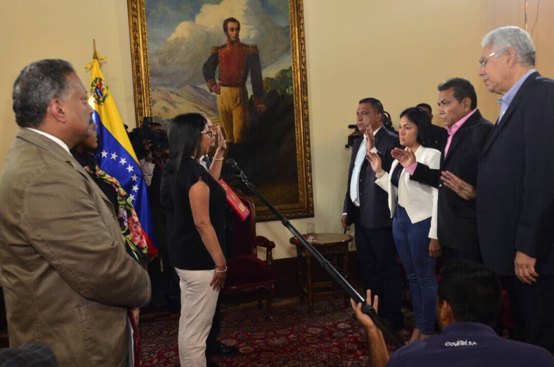 Los 18 gobernadores oficialistas acudieron a esta junta la semana pasada y fueron juramentados por el pleno oficialista entre aplausos.