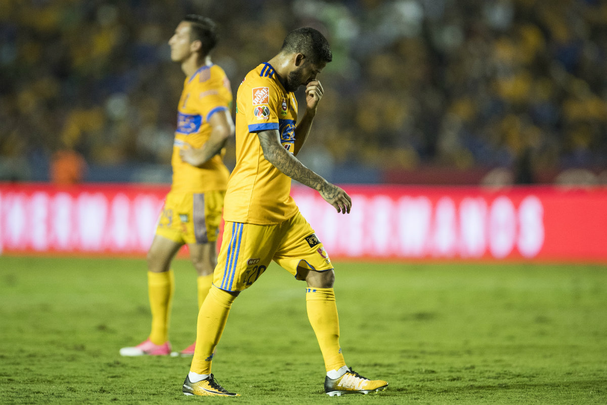 Javier Aquino es expulsado durante el duelo ante Toluca