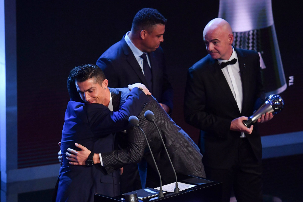 Maradona felicita a Cristiano Ronaldo tras ser premiado como el Mejor Jugador del Año