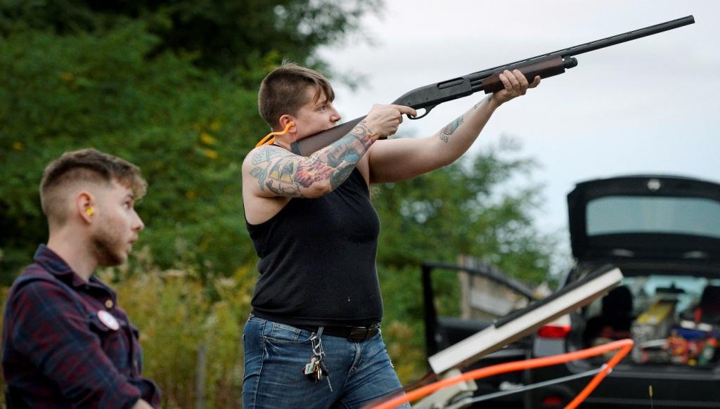 Miembros de la rama de Pittsburgh de Pink Pistols, una organización que alienta el uso de armas enfocada en la comunidad LGBT, sumó nuevos miembros tr