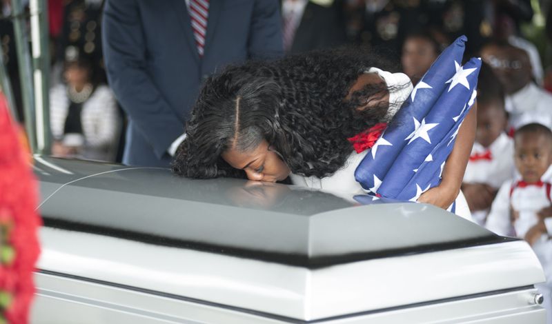 Myeshia Johnson, la viuda del sargento La David Johnson, durante el último adiós del soldado.