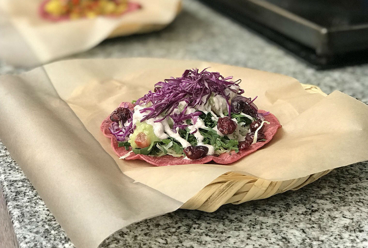 Uno de los tacos de La Pitahaya hecho con espinacas, pepino y crema de nuez. 