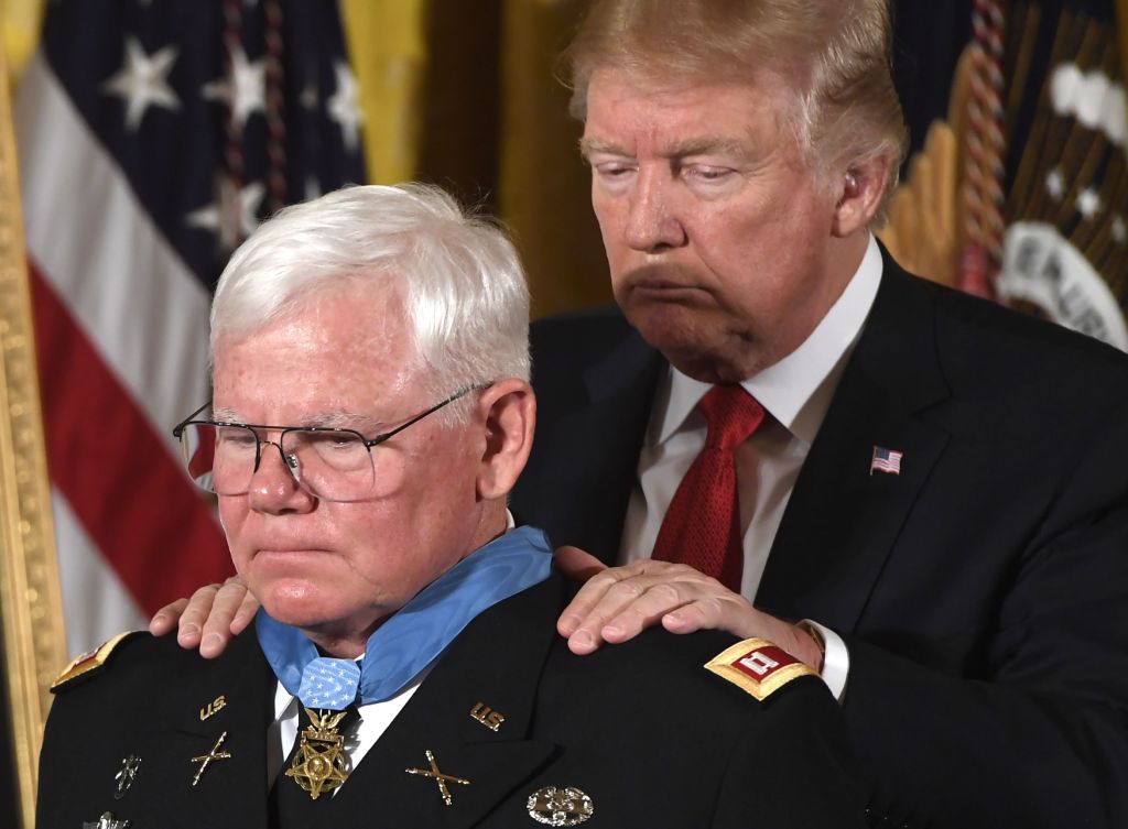 Trump dio un sobrio discurso de homenaje al veterano.