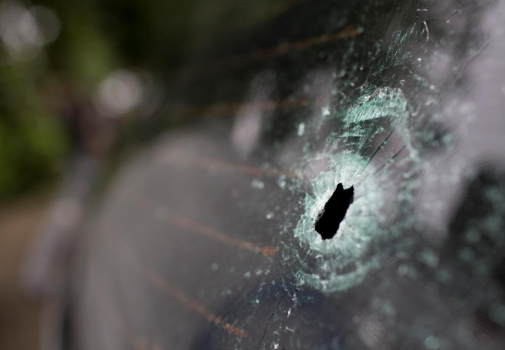 Dos balas entraron por el vidrio trasero y una de ellas hirió en el cuello a la turista.