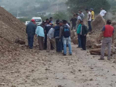 La carretera Tlapa-Marquelia, en región Montaña, fue cerrada a la circulación por espacio de cinco horas tras el derrumbe de un cerro. 