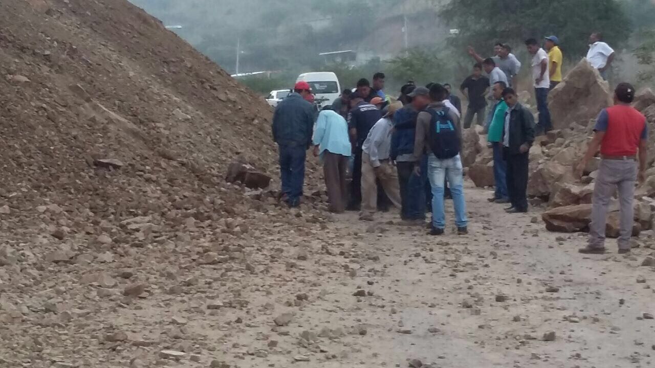 El derrumbe cerró ambos carriles de la vialidad.