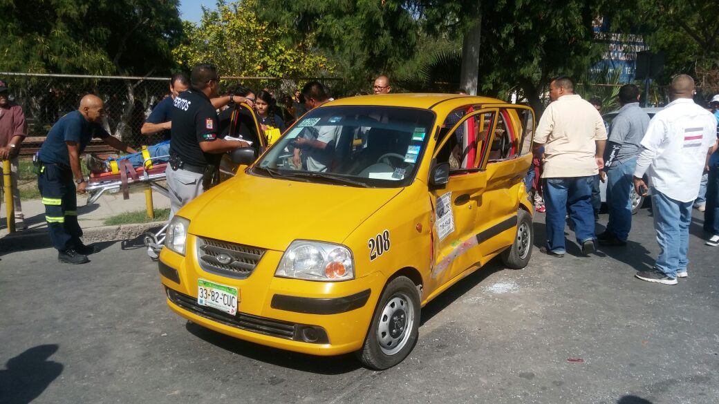 El taxi es el responsable de accidente. 
