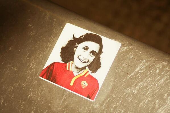 Estampa hecha por los aficionados de la Lazio con el retrato de Ana Frank con la playera de la Roma