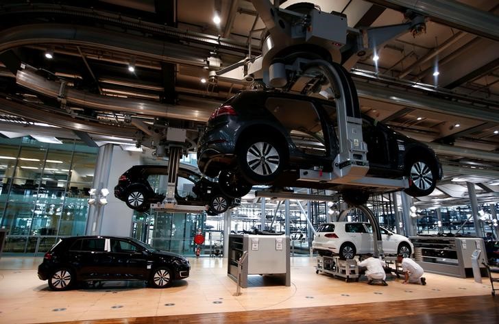 La industria automotriz se unió a la Cámara de Comercio de Estados Unidos y otros grandes grupos empresariales que se han expresado públicamente en la