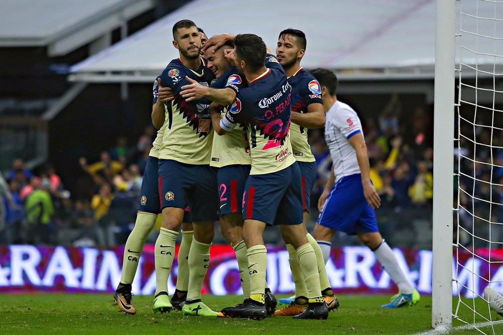 Jugadores de América en festejo de gol