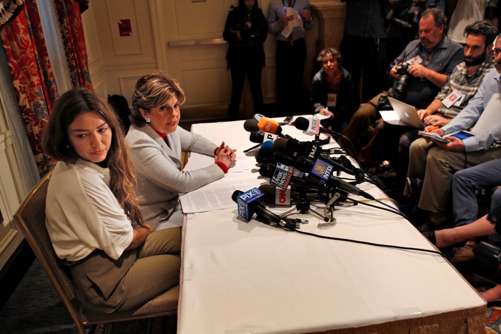 Mimi Haleyi y su abogada Gloria Allred. 