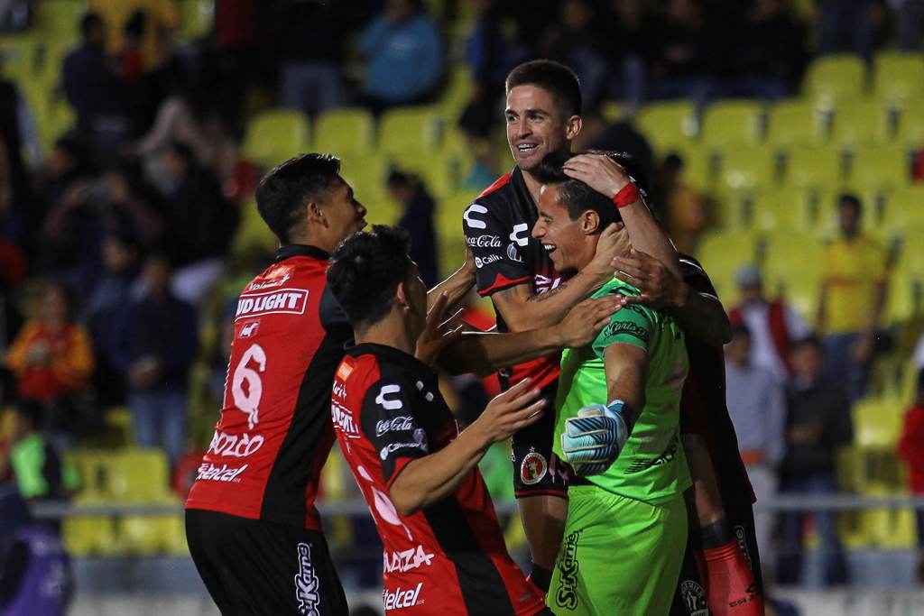 El portero Antonio Rodríguez de Tijuana en festejo con su equipo