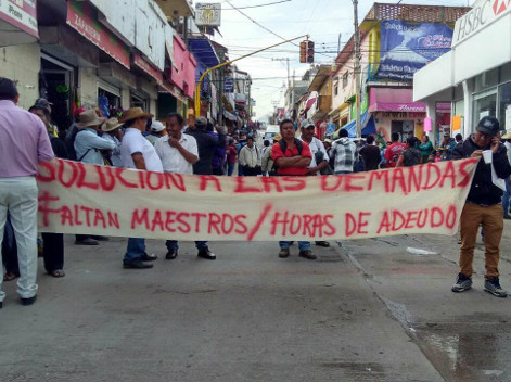 Al no haber respuesta de la SEG, padres de familia se movilizaron para exigir la asignación de los profesores que reclaman en 29 comunidades.