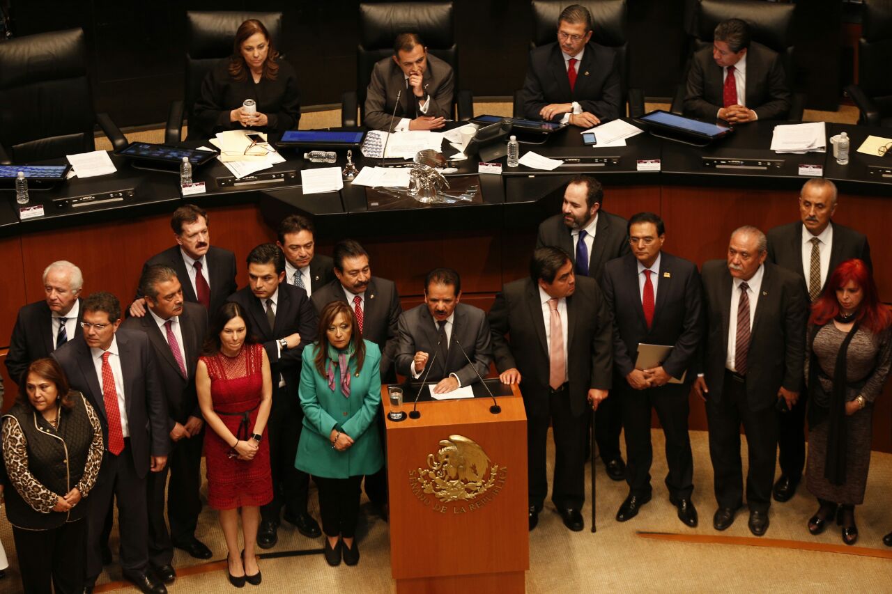 Senadores de la oposición tomaron la tribuna del Senado en protesta por el método de votación para determinar si restituyen a Santiago Nieto en la Fep