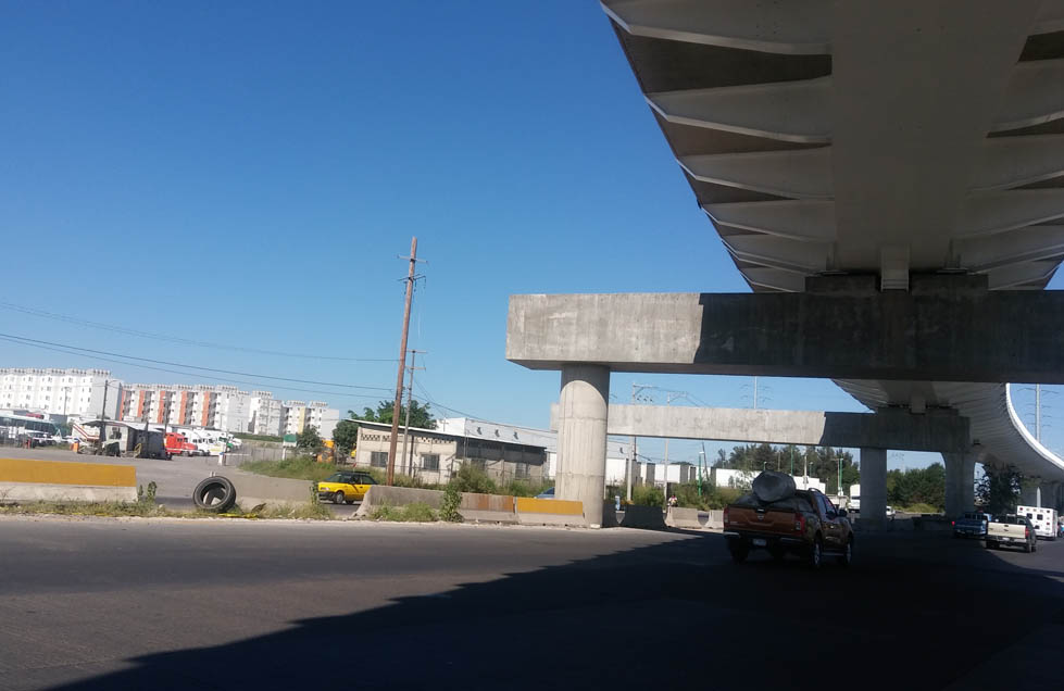 En el trazo del Tren Ligero se observa la construcción de vivienda vertical
