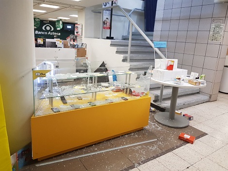 Los asaltantes ingresaron al local y rompieron las vitrinas con mazos.