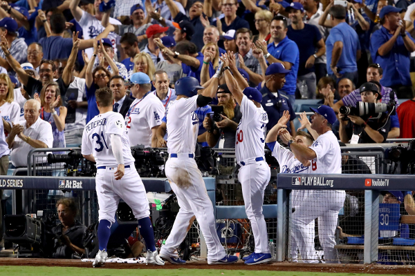 Corey Seager de Los Dodgers celebra con el manager Dave Roberts después de conectar un jonrón de dos carreras.
