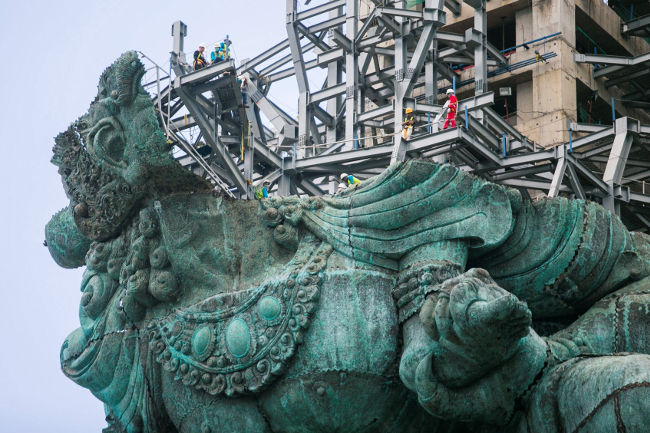 Vista de una escultura del dios hindú Visnú en proceso de construcción en el parque Garuda Wisnu Kencana en Ungasan, Indonesia. EFE/ Made Nagi