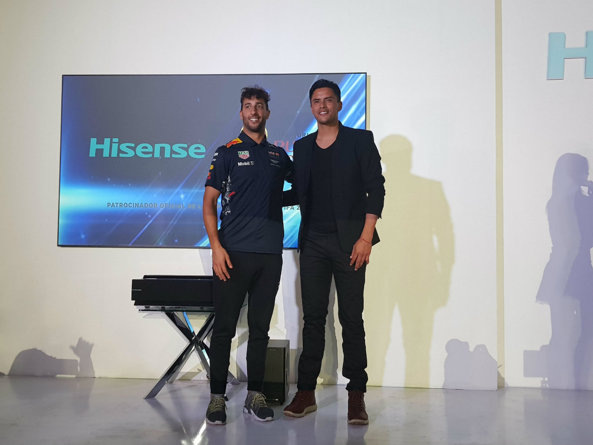 El piloto Daniel Ricciardo y Alfredo Talavera