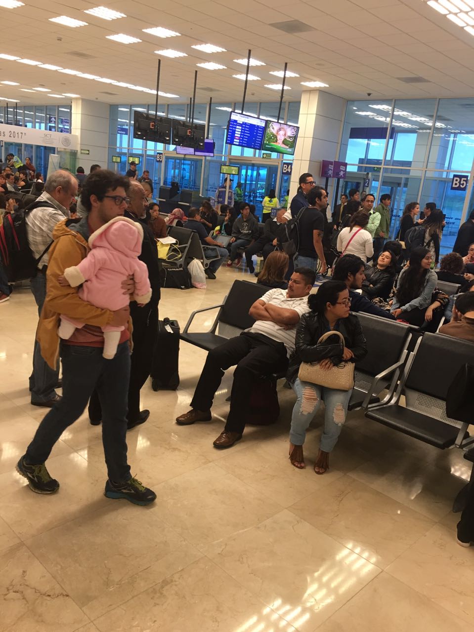 Los pasajeros tuvieron que bajar del avión para que ésta fuera revisada.