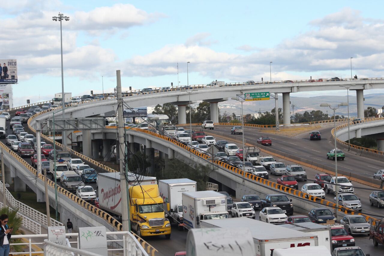 Tráfico pesado en bulevar Aeropuerto. 