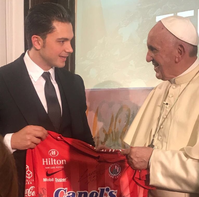 Alberto Marrero regalando jersey autografiada al Papa Francisco