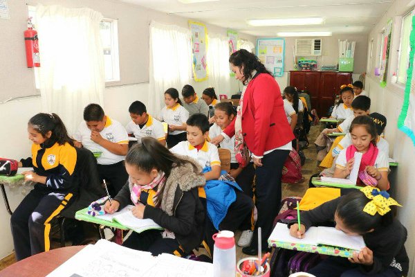 Aurelio niño realizó un recorrido por la escuela primaria Amado Nervo en Mixquiahuala, Hidalgo, donde se construirán ocho aulas.