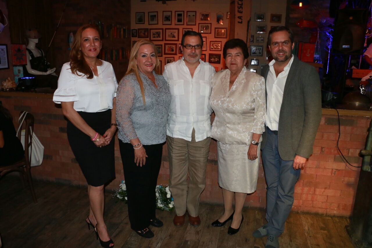 Autoridades y empresarios acompañaron al Director General Mauricio Acuña González.